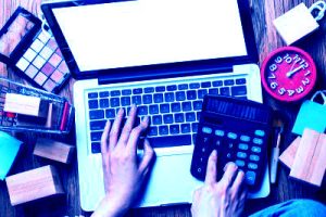 mulher-esta-usando-um-computador-para-fazer-compras-400-blue